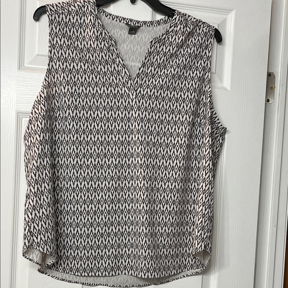 Eddie Bauer Black & White Sleeveless V-Neck Patterned Blouse